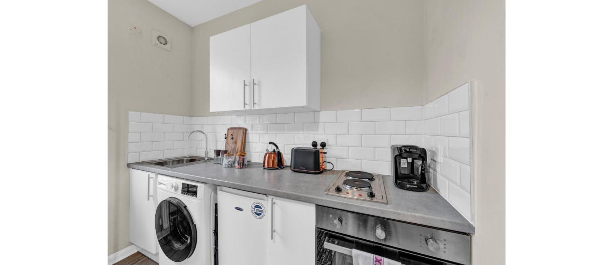 Minimalist Oasis: Airy In Calming Neutrals * Londra