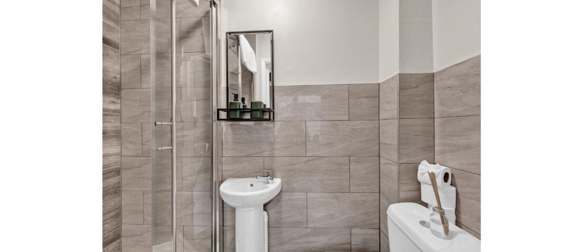 Minimalist Oasis: Airy In Calming Neutrals Appartamento Londra