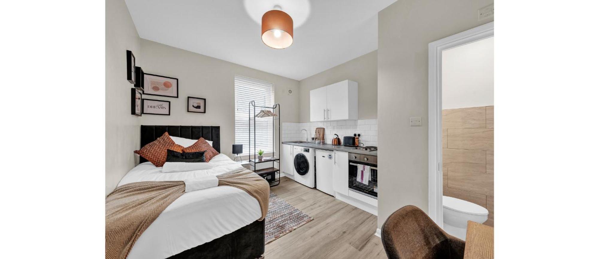 Minimalist Oasis: Airy In Calming Neutrals Londra