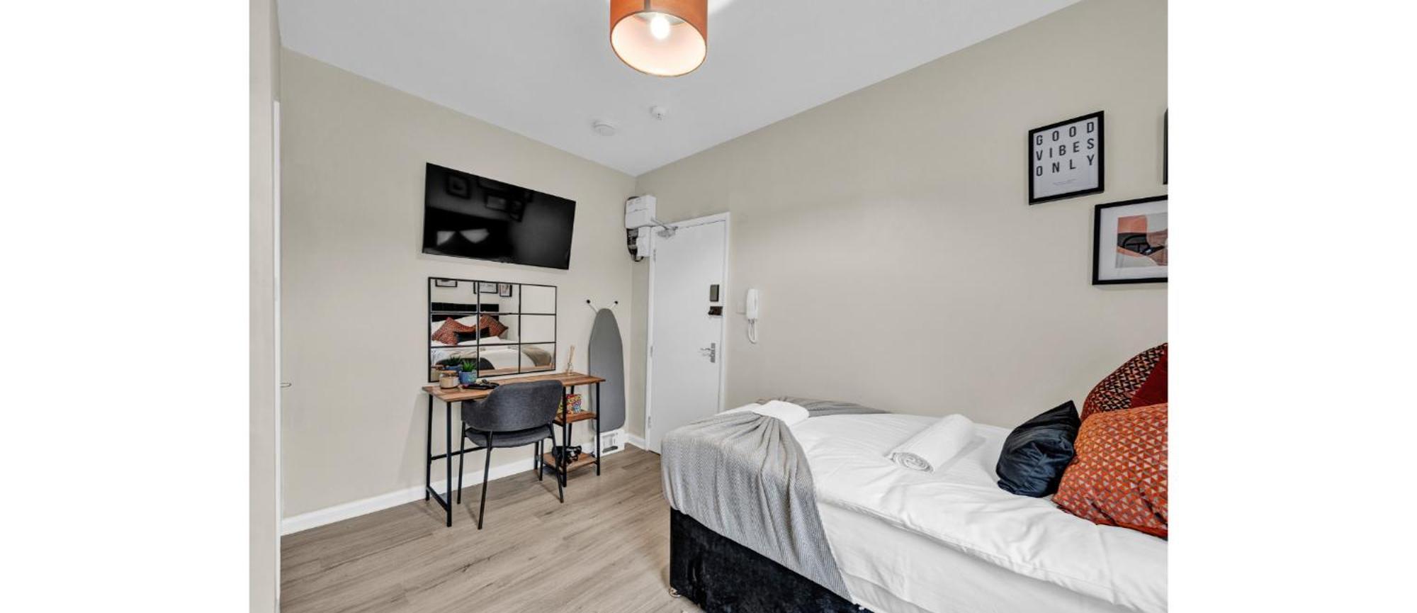 Appartamento Minimalist Oasis: Airy In Calming Neutrals Londra